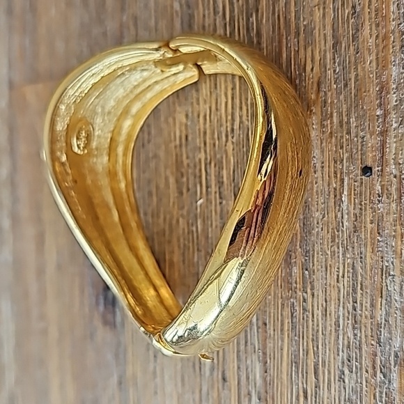 Vintage Signed Napier Black Enamel & Gold Plated Side Hinge Oval Bangle Bracelet - Picture 2 of 6